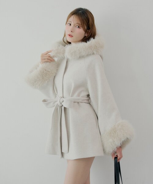 Chico（チコ） ポンチョ ビジュー付きファー襟ケープコート レディース