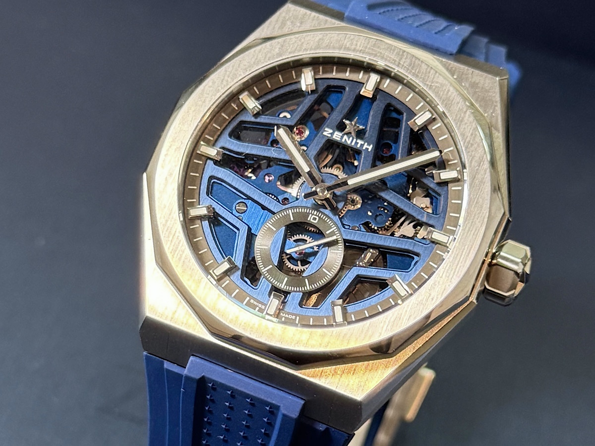 爽やかなブルーが、スケルトンの美しさを引き立てる『デファイ