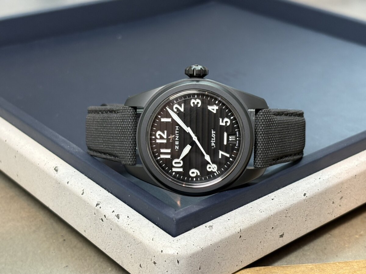 ゼニス」 パイロットウォッチ ブラックセラミックの魅力とは