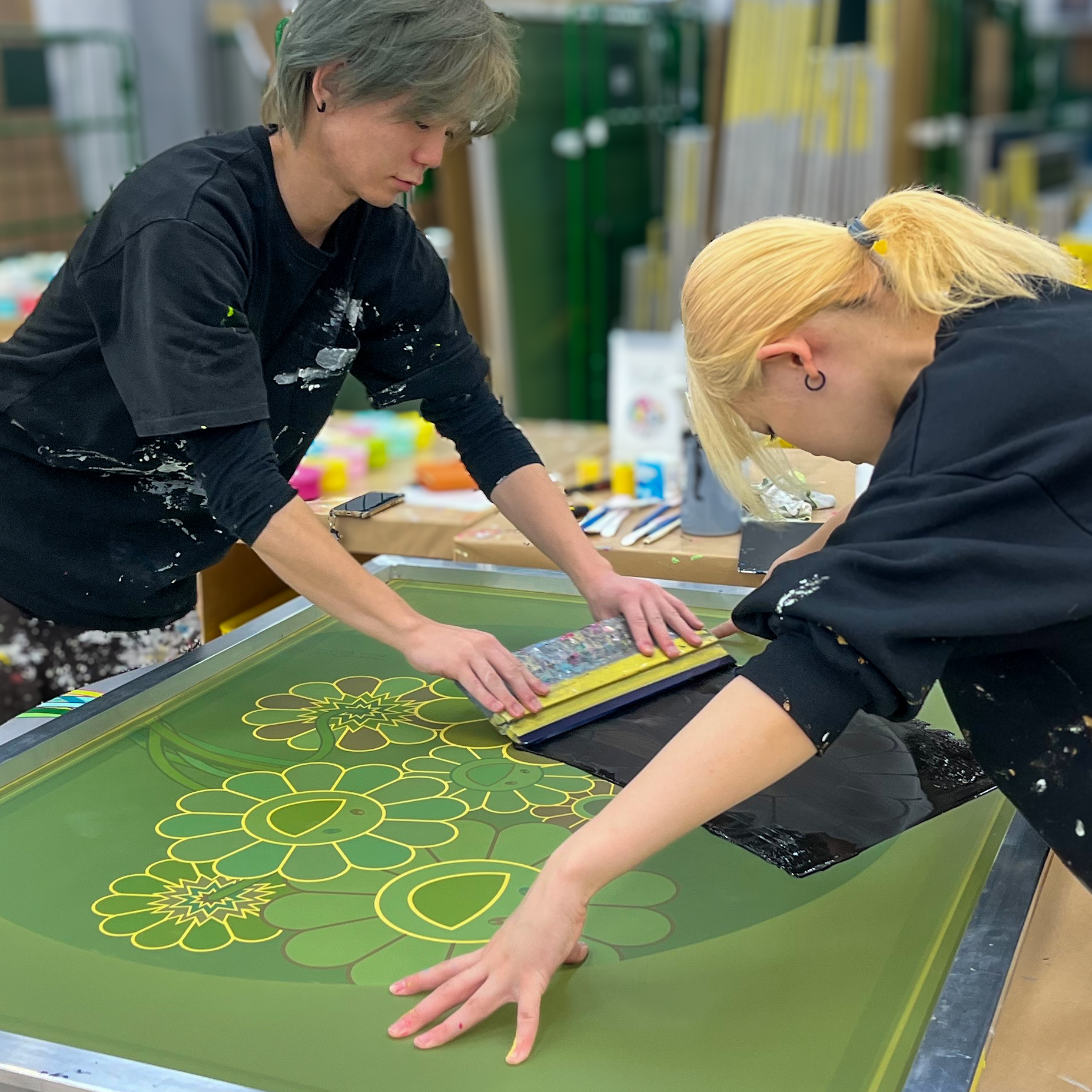 5月9日(金)12時よりWebショップにて、村上隆直筆サイン入り