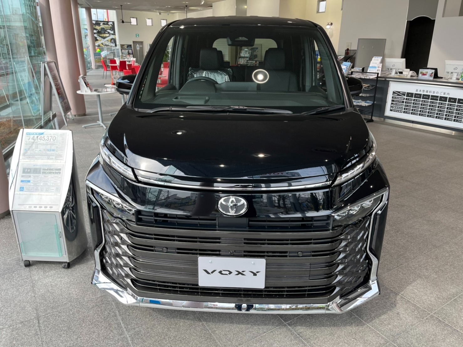 新型ヴォクシー展示しました🚗💛