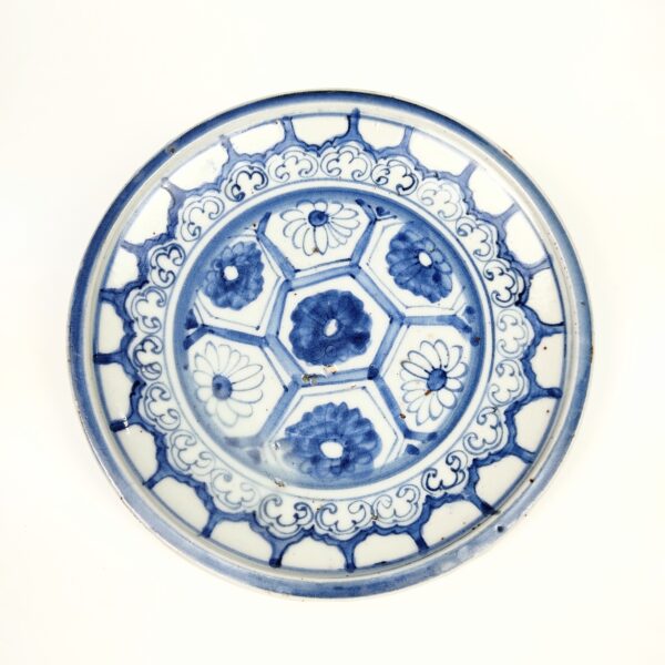 初期伊万里 亀甲菊文七寸皿 – 古美術西川