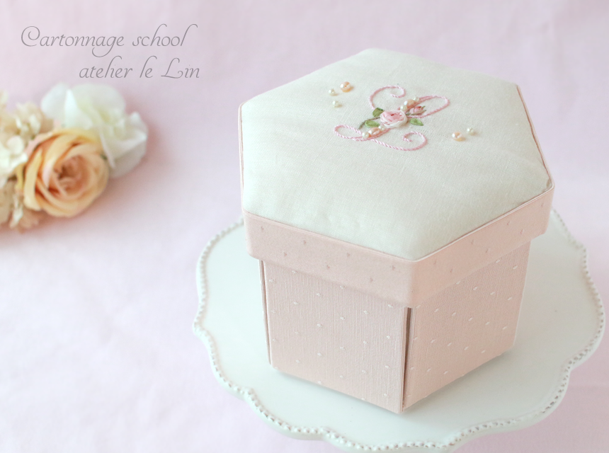 リボン刺繍と六角形のお裁縫箱 | カルトナージュ教室アトリエルラン