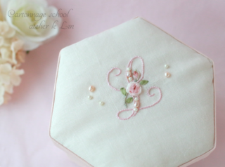 リボン刺繍と六角形のお裁縫箱 | カルトナージュ教室アトリエルラン