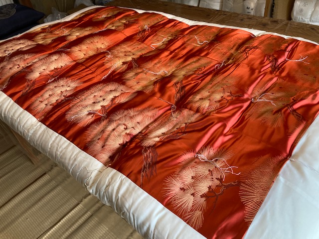 婚礼用掛け布団（セミダブル）を肌掛け布団2枚にリメイク！【職人技