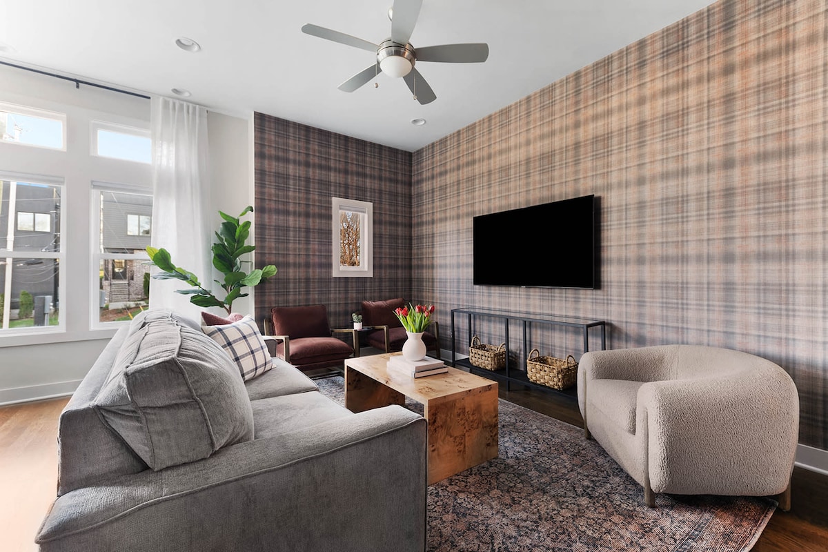 The Hadden House - Rooftop Lounge with Firepit! - Houses for Rent