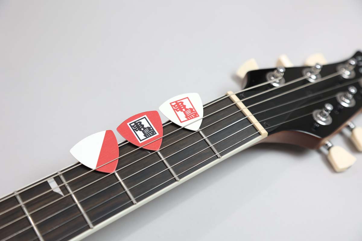 焼き鳥専門店“串鳥”とのコラボ・ギター・ピック＆ストラップが島村楽器