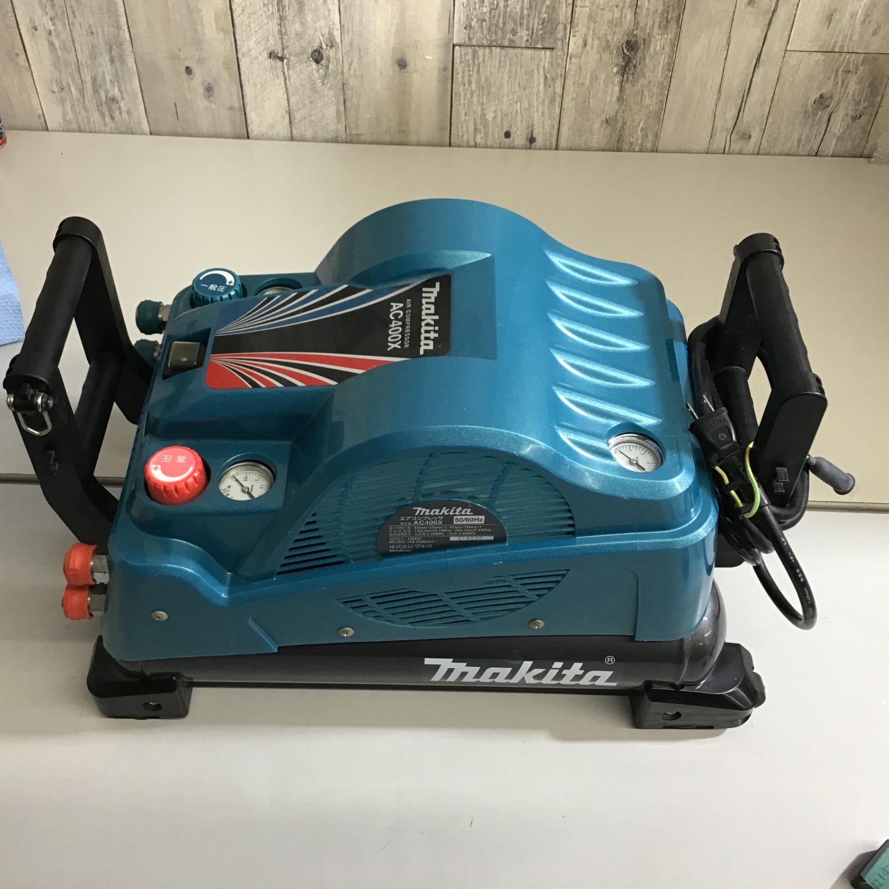 ☆マキタ(makita) 常圧/高圧エアコンプレッサー AC400X【戸田店