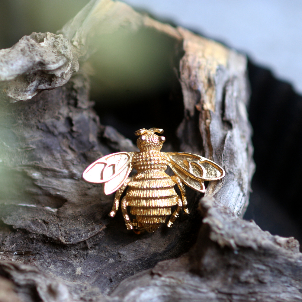 英国 ヴィンテージ蜂ブローチ「黄金の羽音、胸元に」 幸運の昆虫