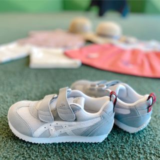 大人気！「ファミリア×アシックス」グレーのスニーカー｜ファミリア