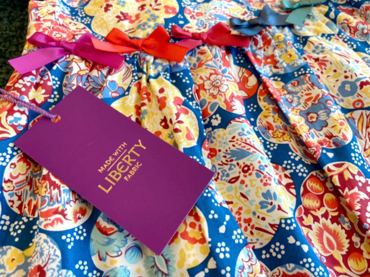 ファミリア リバティ花柄ロンパース 80 完売品 ファミリア リバティ花