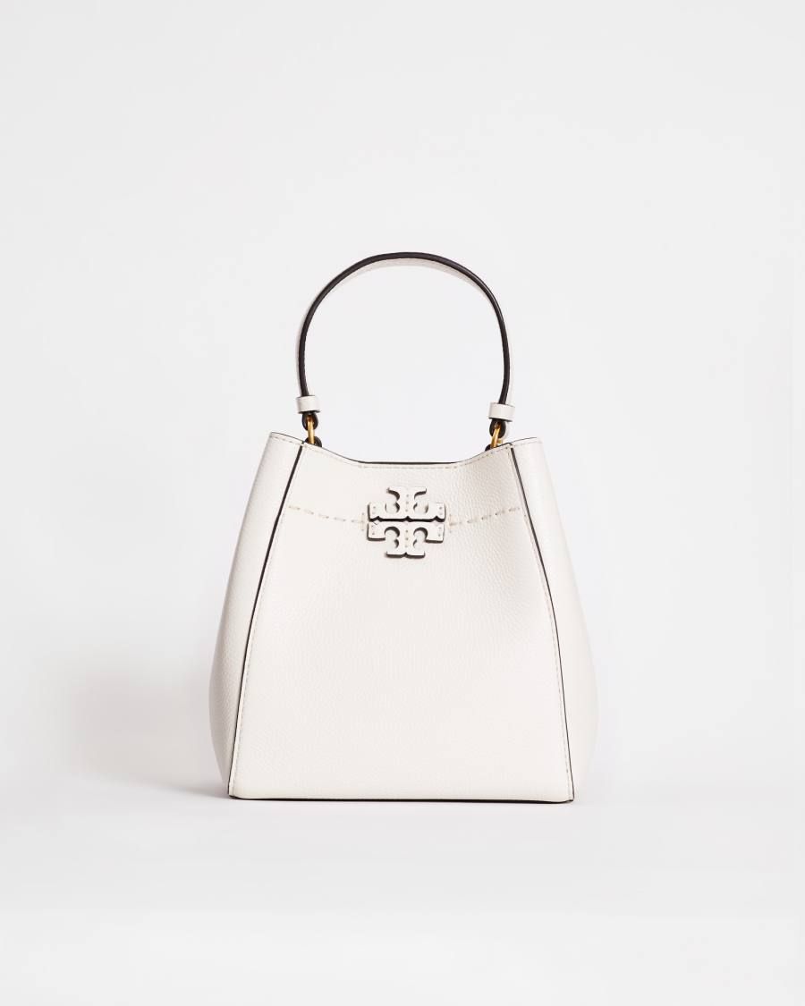 トリー バーチ」が新作「マックグロー スモール バケットバッグ」を