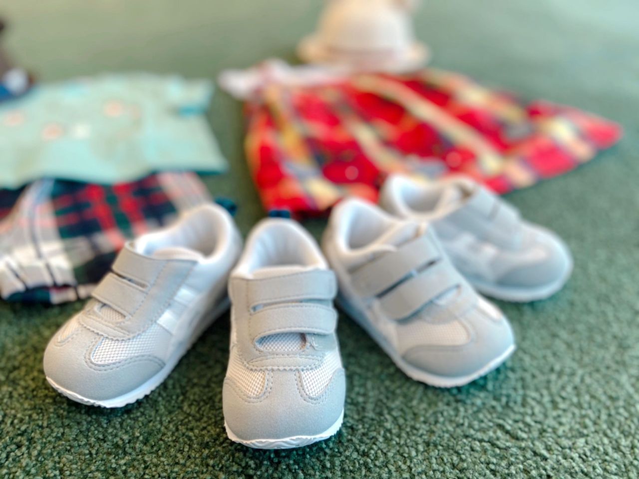 大人気！「ファミリア×アシックス」グレーのスニーカー｜ファミリア