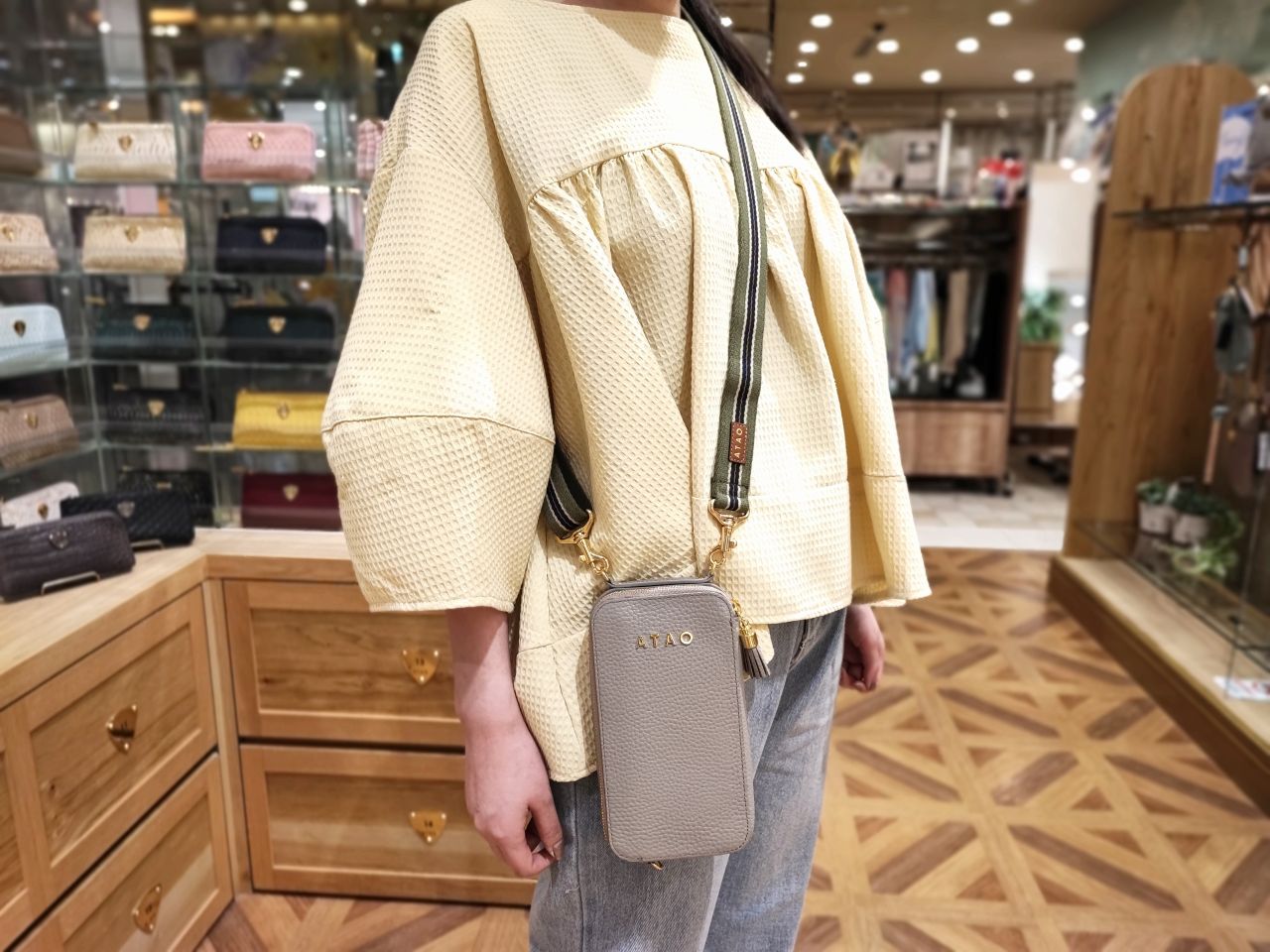 財布とスマホを1つにできるショルダーバッグ 