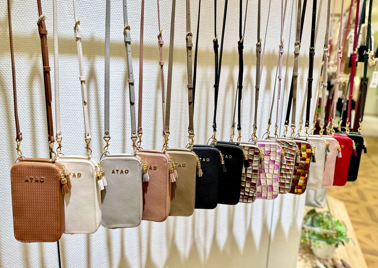 カラー別一挙ご紹介！アタオ・大ヒットお財布＆スマホショルダー