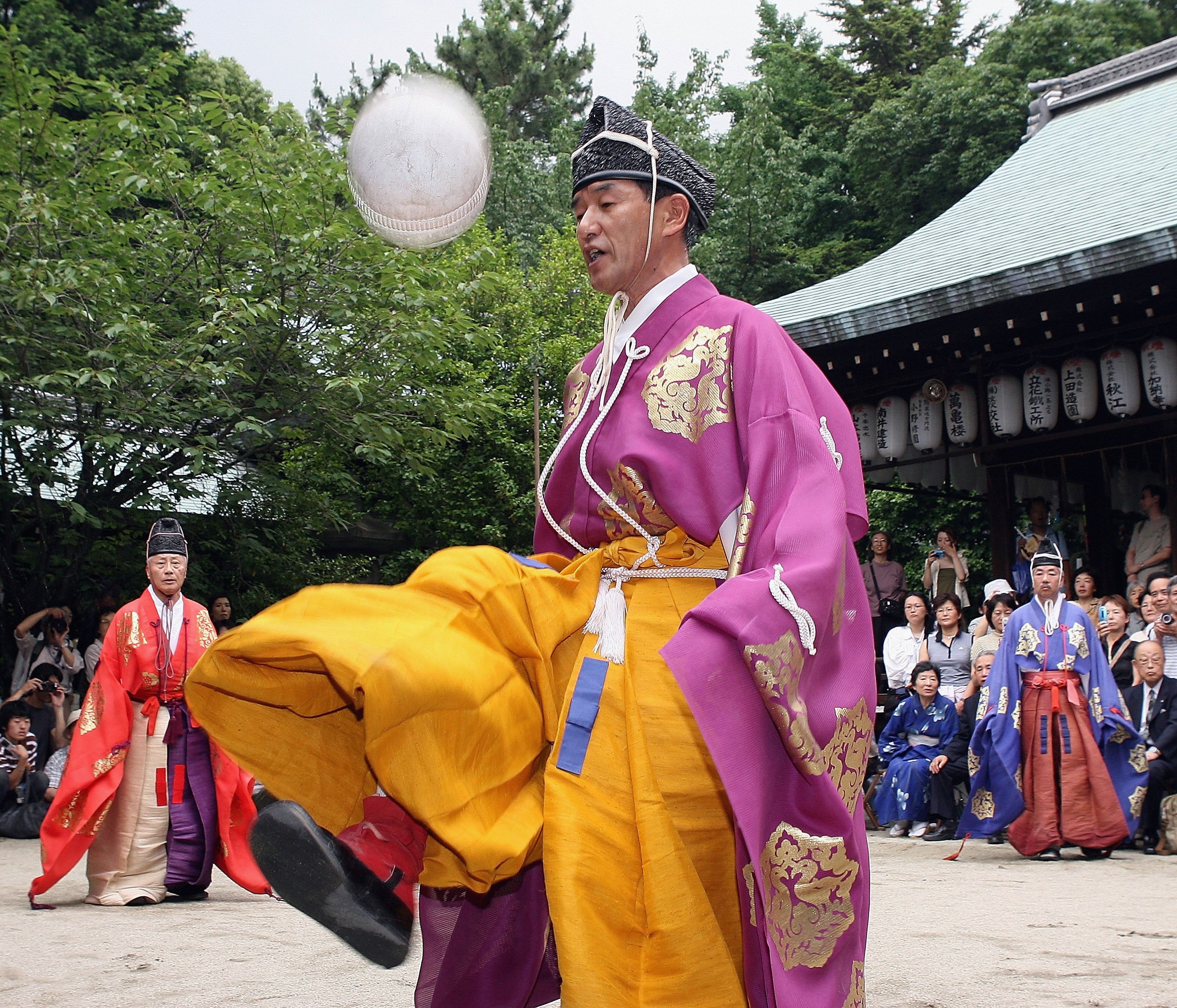サッカーの起源？ やんごとなき方々も夢中になった「蹴鞠（けまり