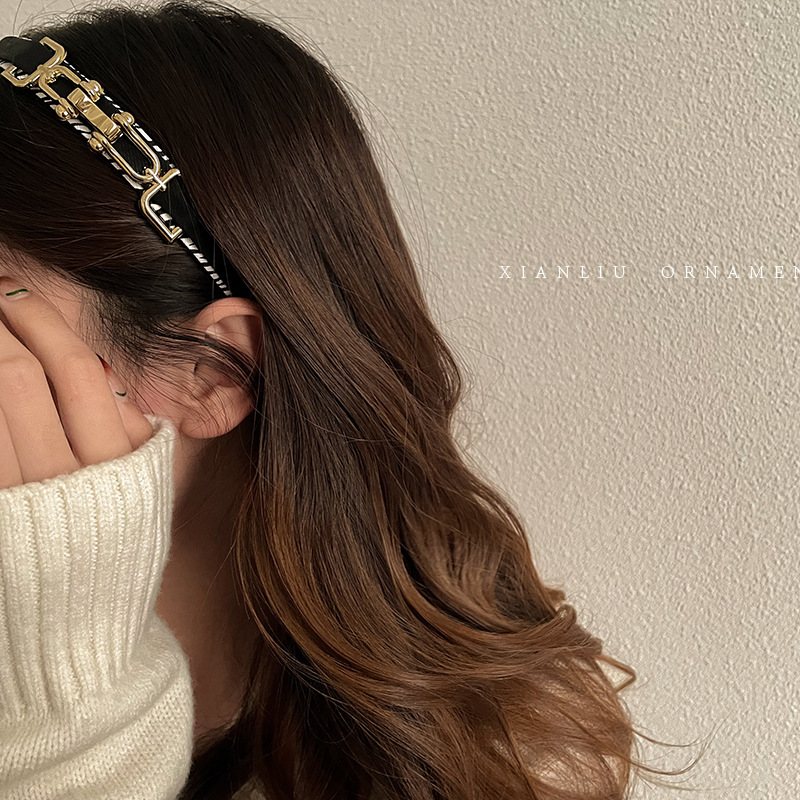 女性のレトロなブラックゴールドパンクスタイルのチェーンヘッドバンド