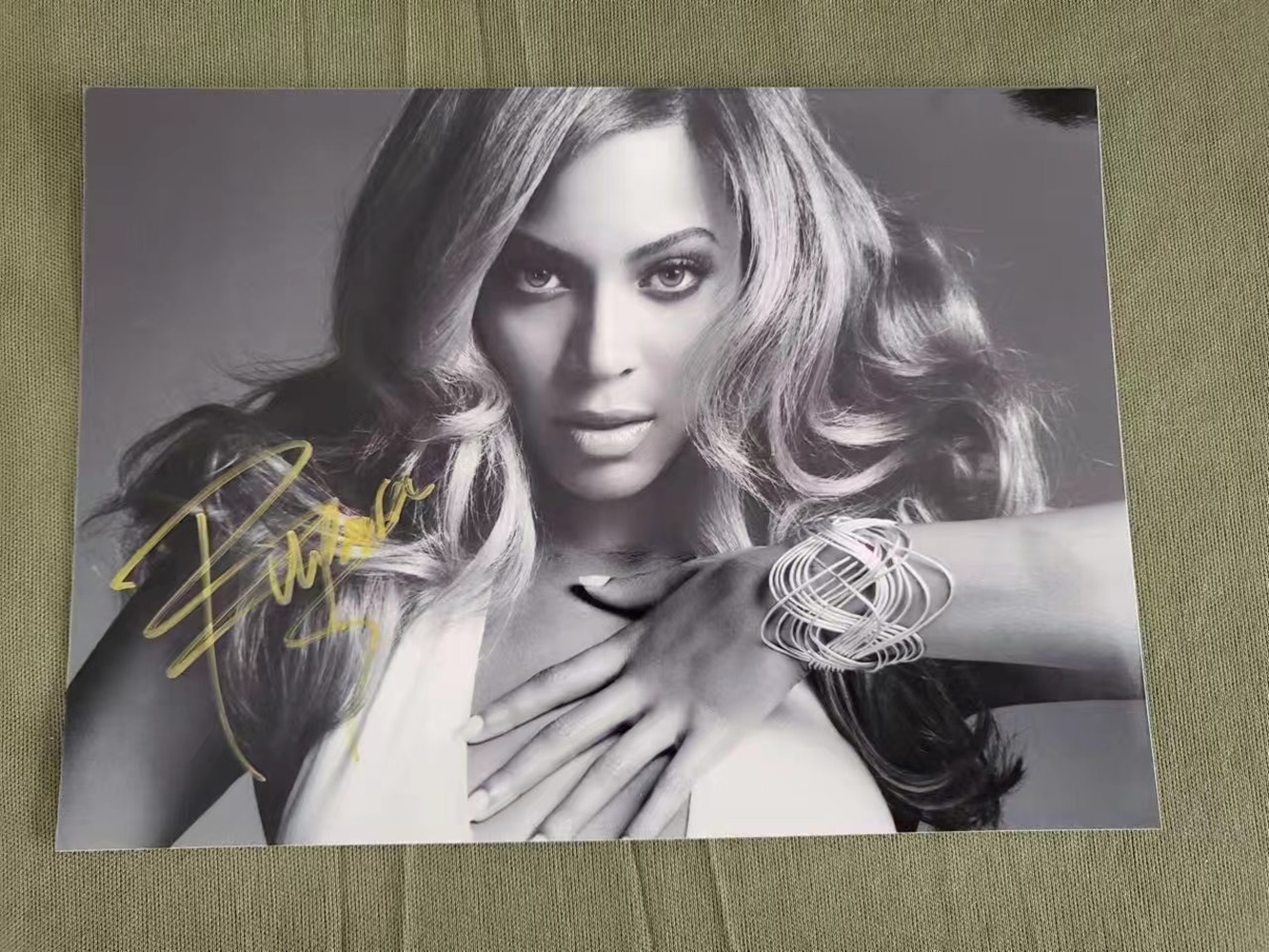 Beyonce-ビヨンセとリア―ナの直筆サイン入りのオリジナル・カラー写真