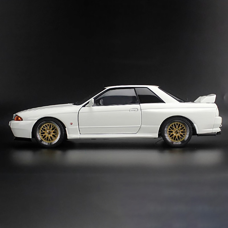 AUTOart 1:18 Scale R32 Alloy Car Model Adult Classic Collection