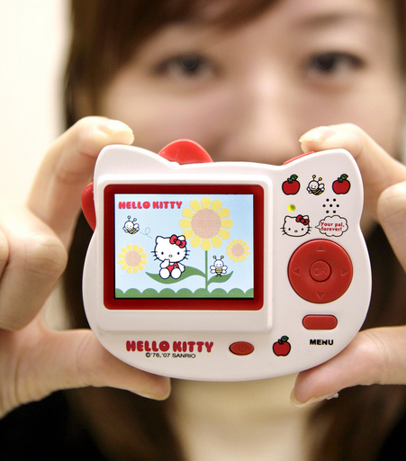 サンリオが「ハローキティ」の顔型デジカメを発売 写真2枚 国際
