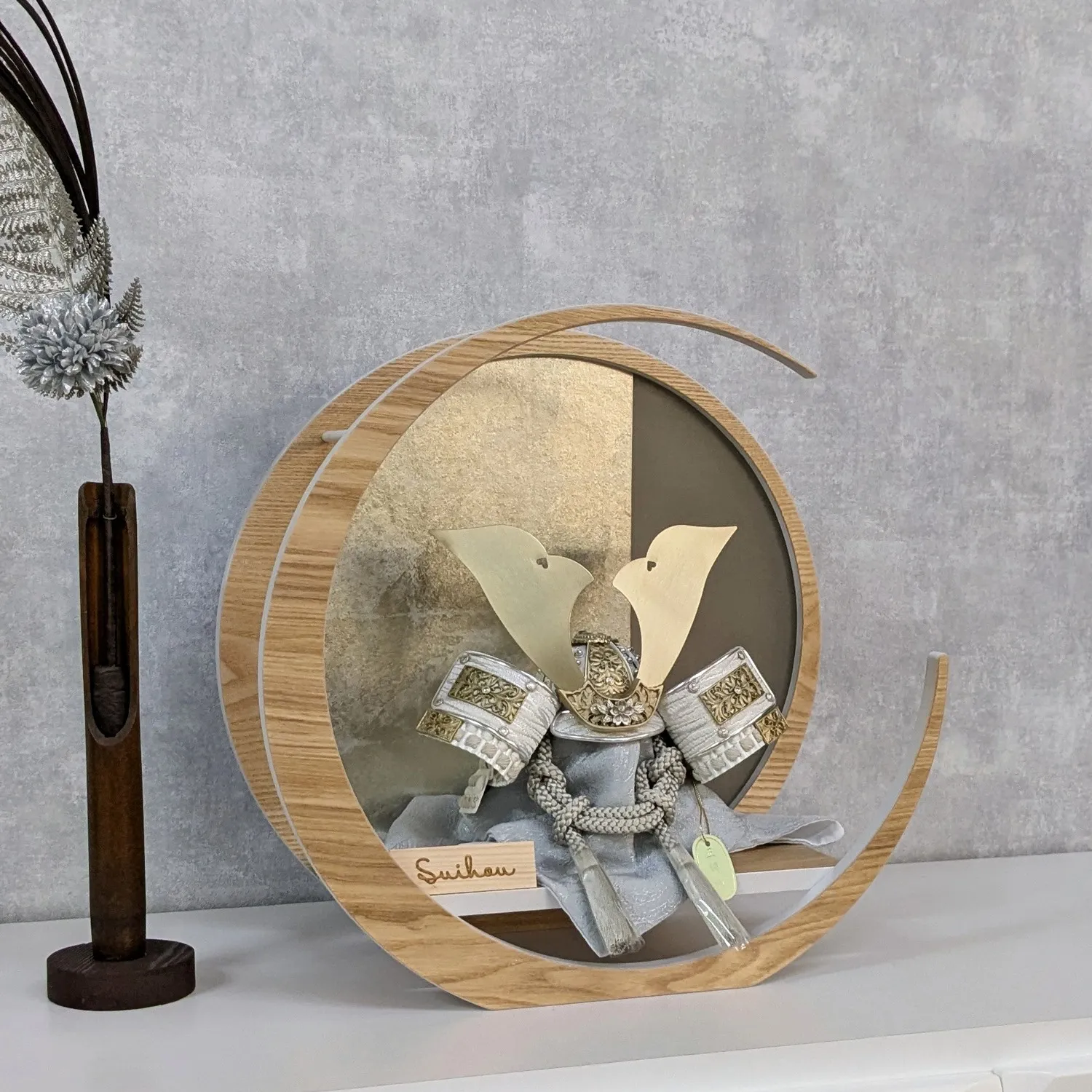 兜飾り 銀白矧ぎ合わせ鉢 桜金具正絹糸縅 8号兜 三日月台 | 商品一覧