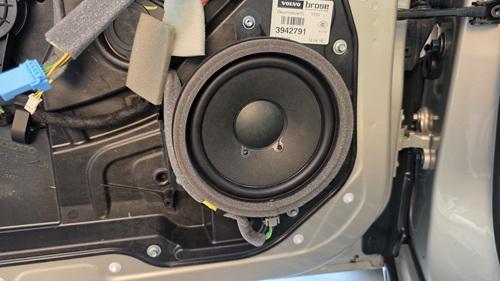 ボルボV60CCでの音質向上3wayスピーカー取付 | 見た目を変えずに音を