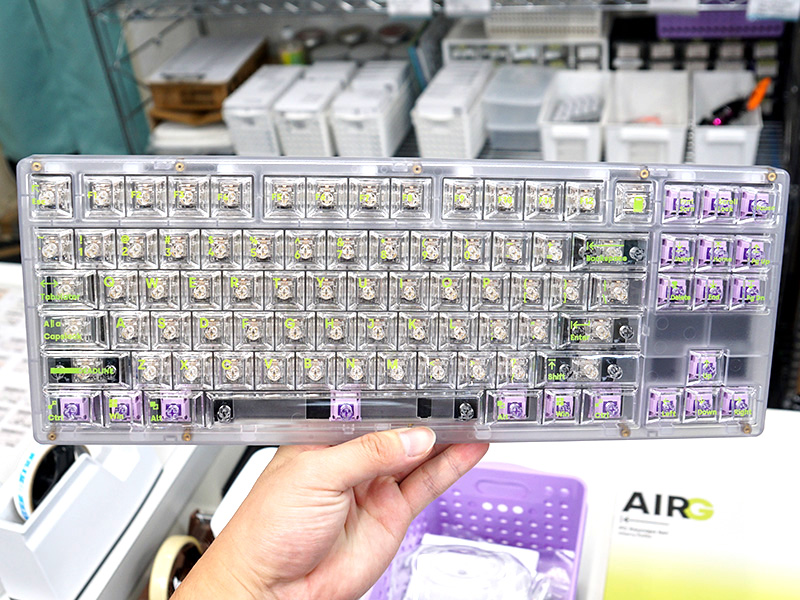 透明感のあるキーキャップセットが2製品、蛍光グリーンの印字モデル