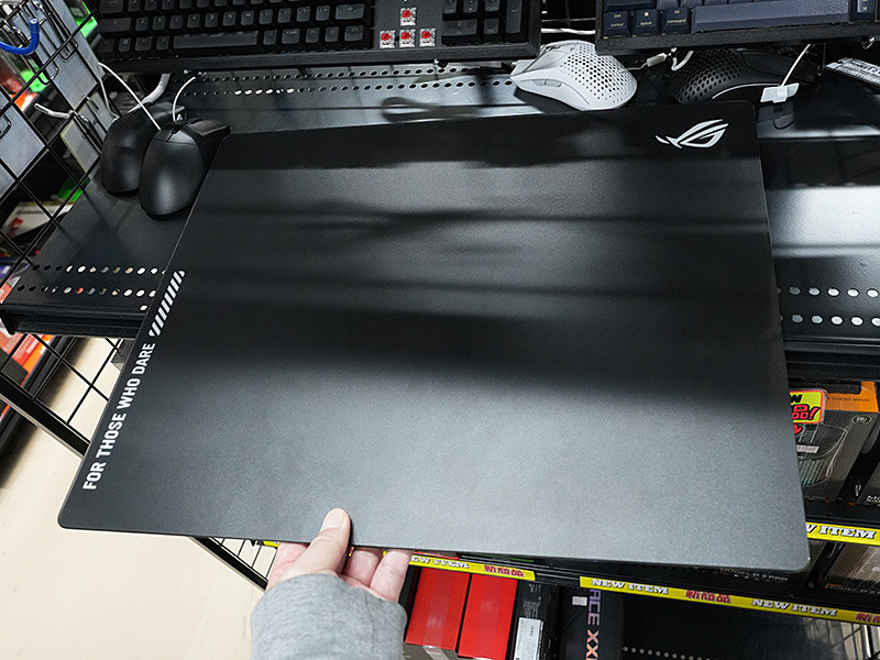 ASUS ROGブランド初の強化ガラス製大判マウスパッド「ROG Moonstone