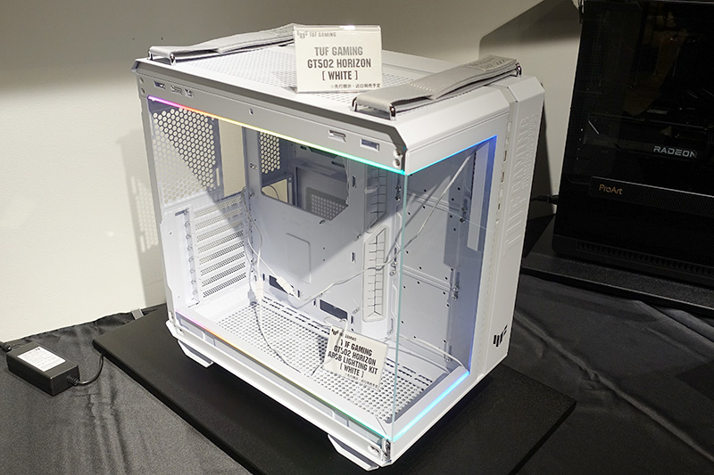 ASUSのピラーレスPCケース「TUF Gaming GT502 Horizon」が登場