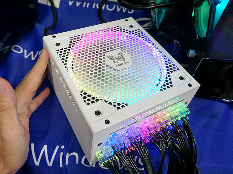 コネクタ部も光る白い電源「LEADEX III GOLD ARGB」が発売、SUPER