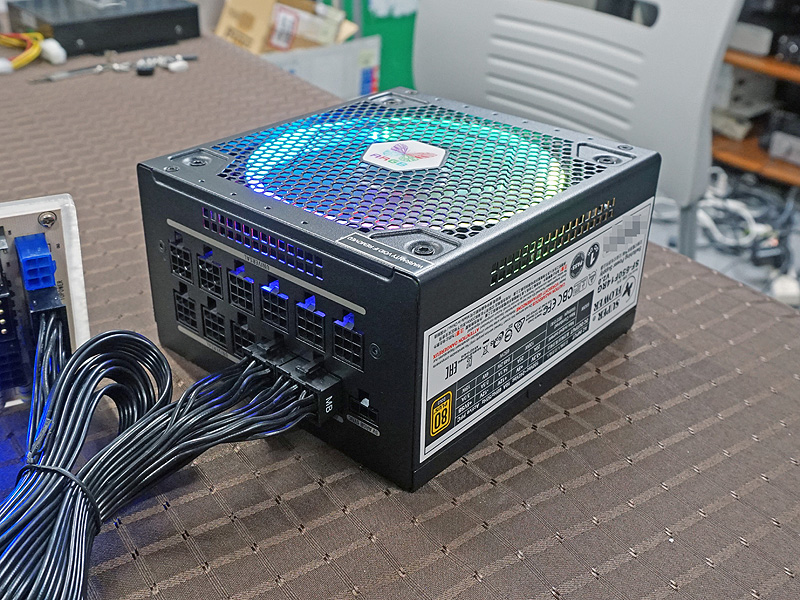 コネクタ形状を共通化したプラグイン電源「LEADEX III GOLD ARGB PRO