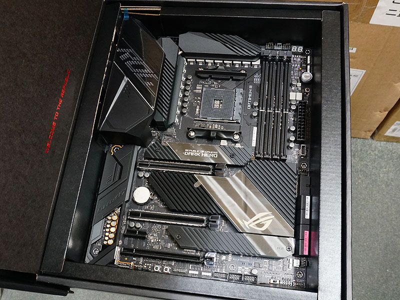 ASUSのRyzen向けOCマザー「ROG Crosshair VIII Dark Hero」が発売