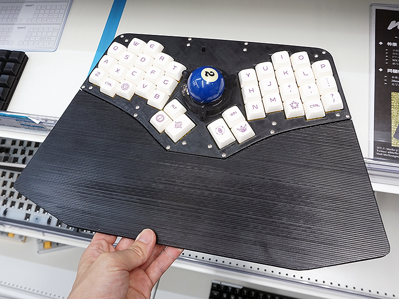 中央にトラックボールを備えたキーボード自作キット「molecule
