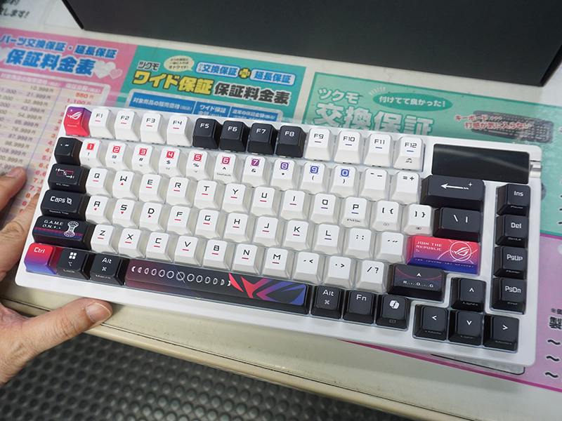 2インチ有機ELパネル搭載のゲーミングキーボード「ROG Azoth X Gaming