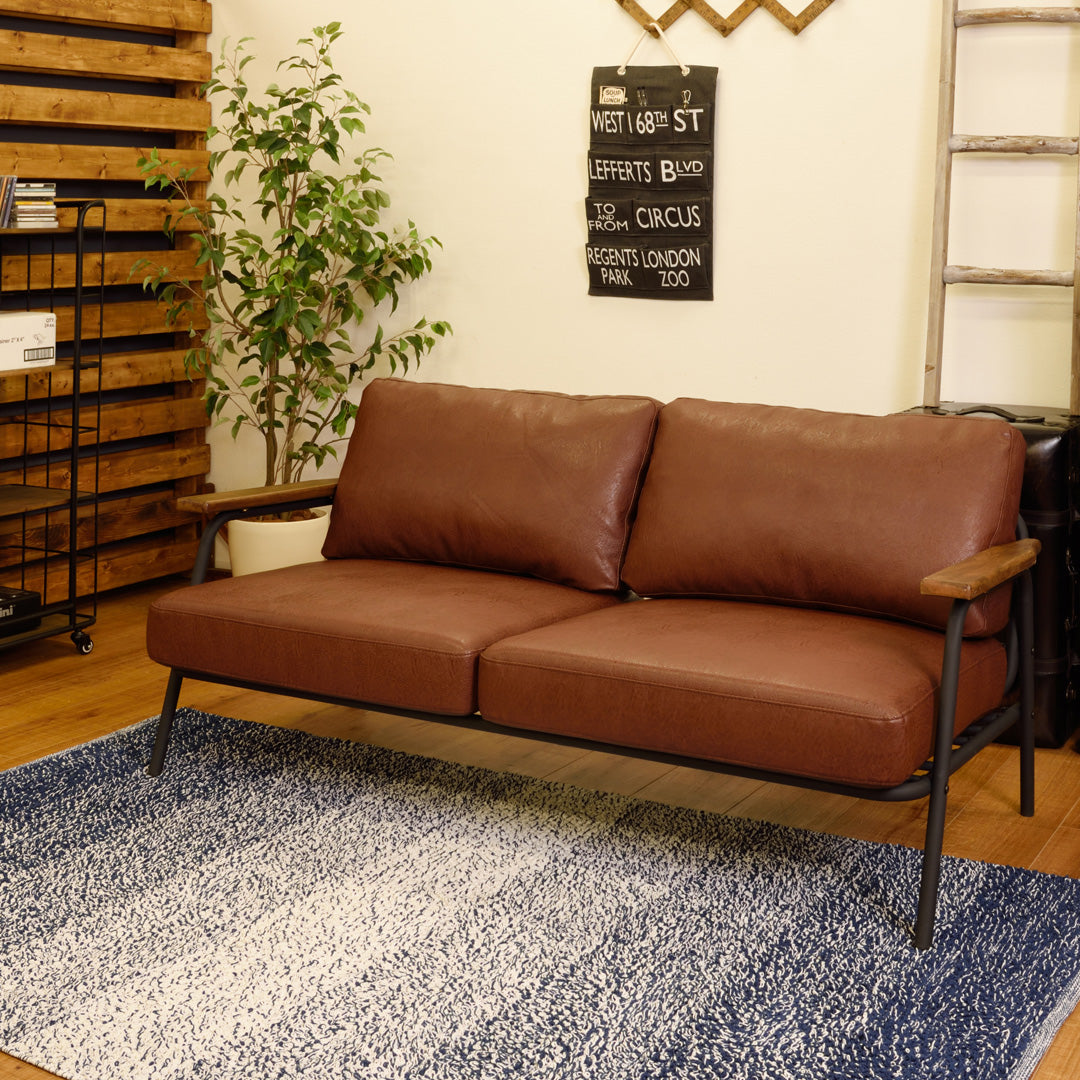 スチールフレームとソフトレザーのヴィンテージ風2人掛けソファ/BR