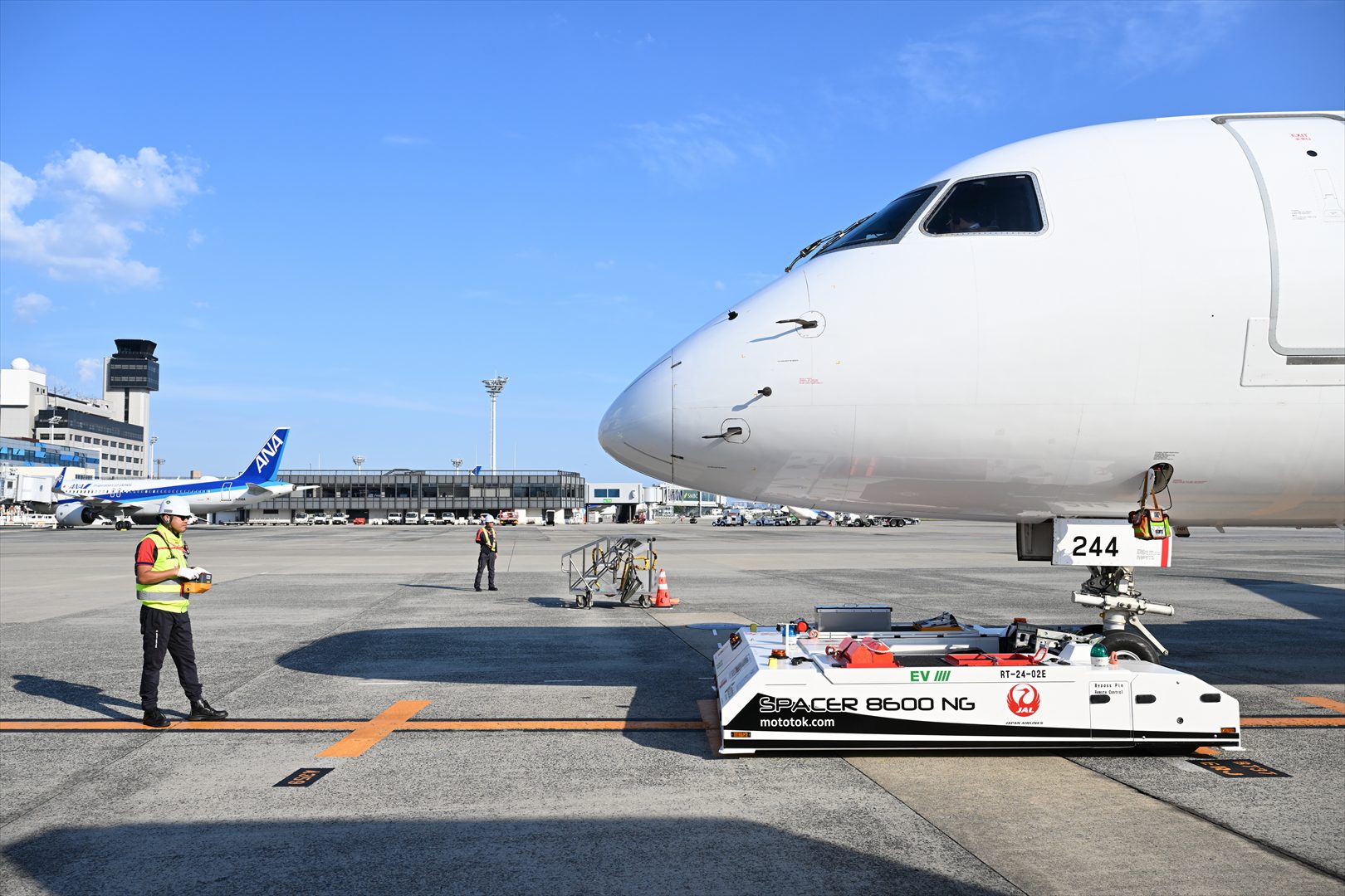 JAL、エンブラエル機で世界初の電動トーイングカー。作業や人材育成の