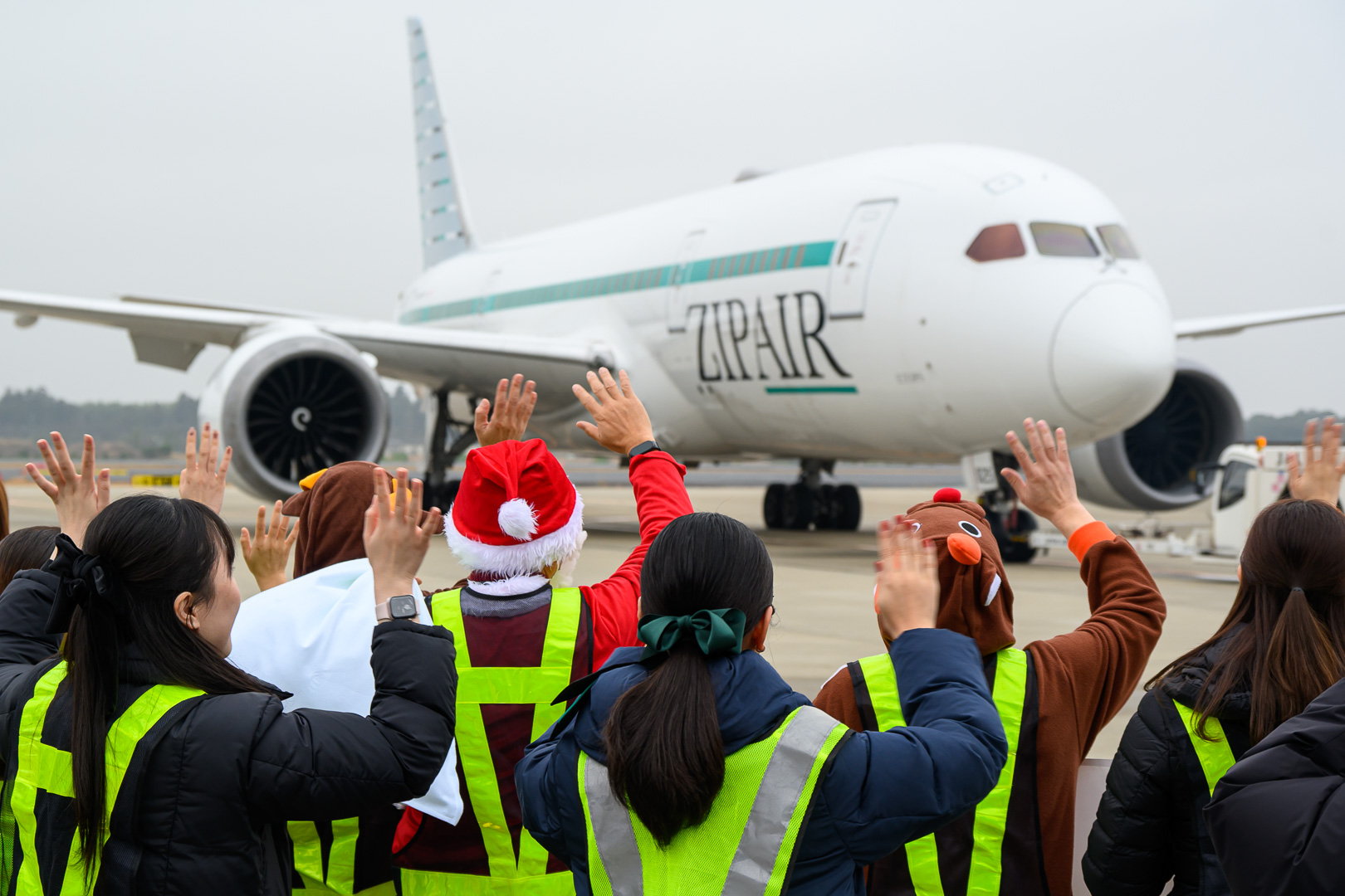 ZIPAIR、クリスマスイベントでサンタクロースとトナカイが出発便をお