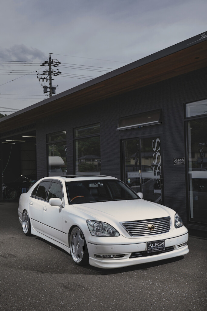 カーセンサー認定で「奇跡の5点」。超極上の30セルシオ後期！ - ALESS