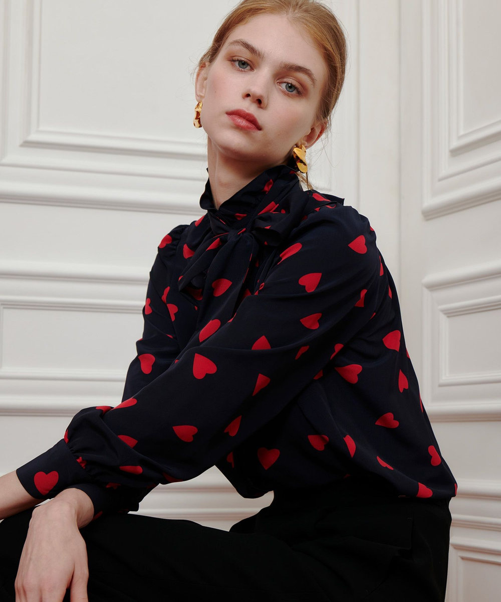 WEB限定【LOULOU WILLOUGHBY】デシンハートプリントボウタイブラウス