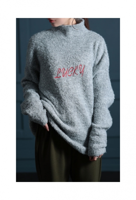 レディース 大人 モード ふわふわに魅了されるロゴ刺繍モヘヤ風ニット