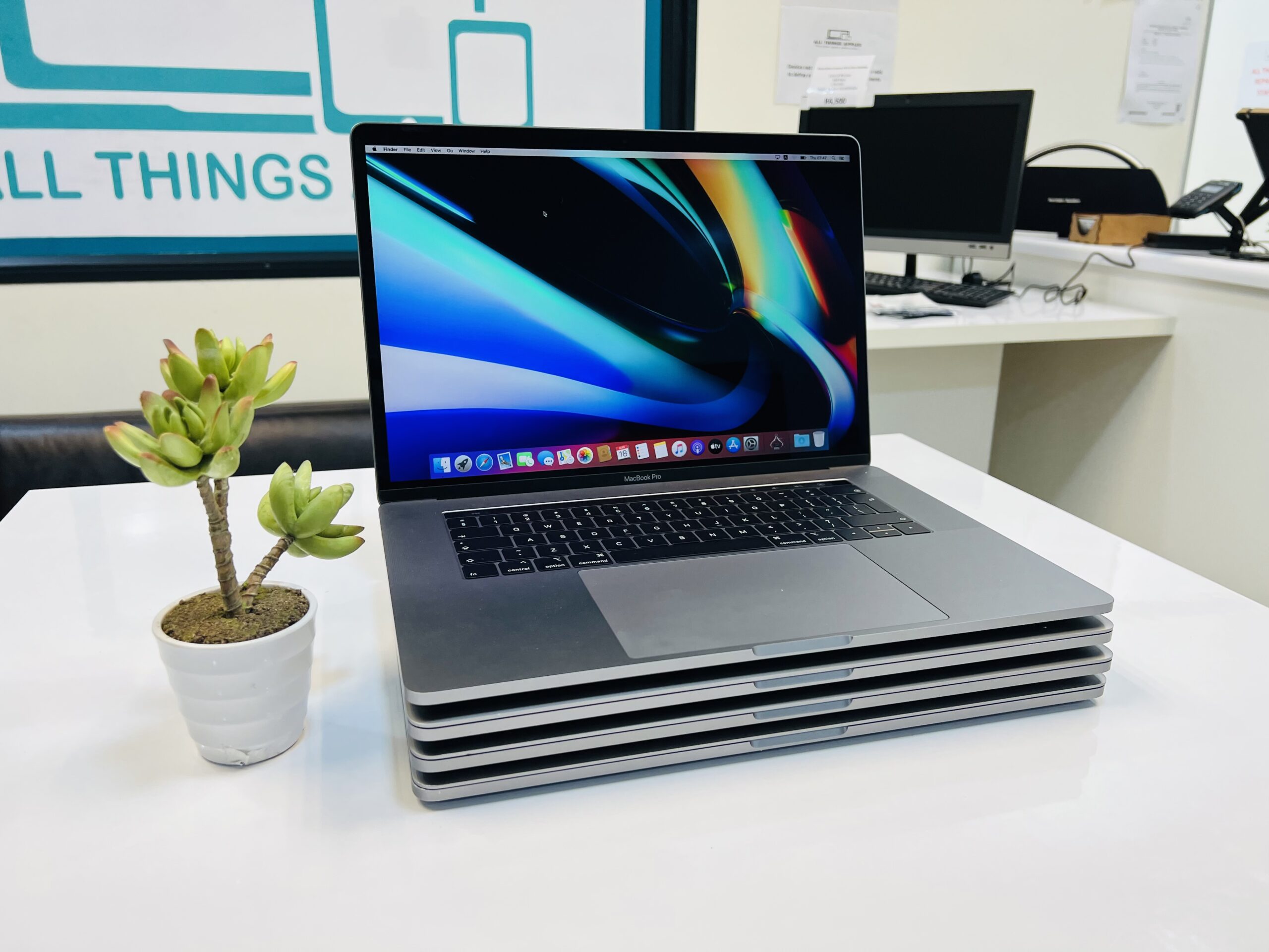 MacBook Pro 15 inch Retina 2018 i7 - 16GB - 512GB Pre Owned | All