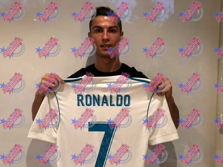 クリスティアーノ・ロナウドがレアル・マドリードのユニフォームに