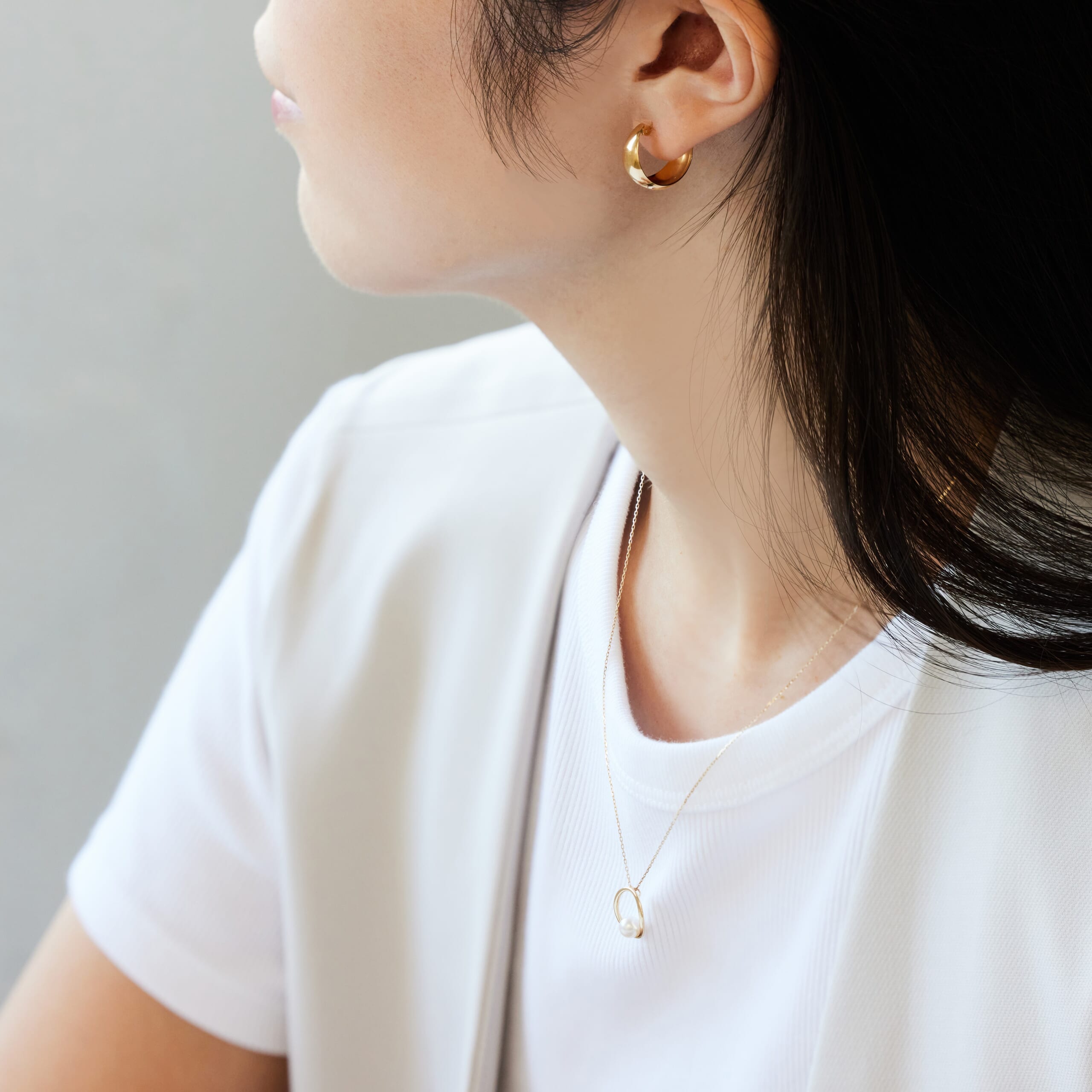 コーディネートの必需品「フープピアス」が叶える 夏のジュエリー