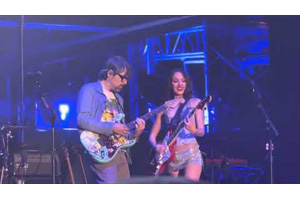 ウィーザーのメンバー3人、オリヴィア・ロドリゴの最新ライヴに