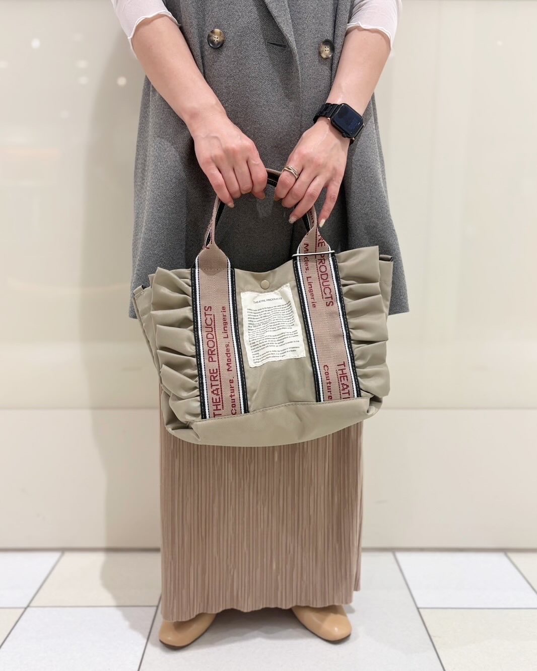 シアタープロダクツよりフリルが着いた新作トートバッグ入荷