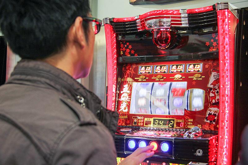 スロットマシン 赤 銀 3リール キャラクター付き スロットマシン 赤 銀