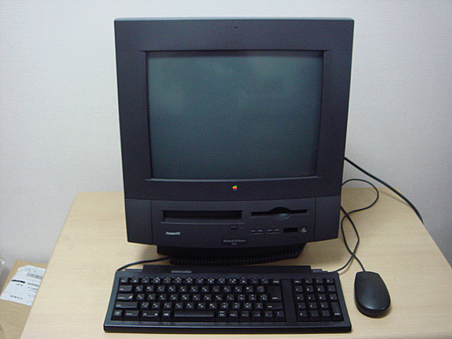 Macintosh Performa 5440 (Apple) 1996年 | 古いハードに囲まれて
