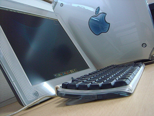 Power Mac G4 AGP Graphics (Apple) 1999年 | 古いハードに囲まれて