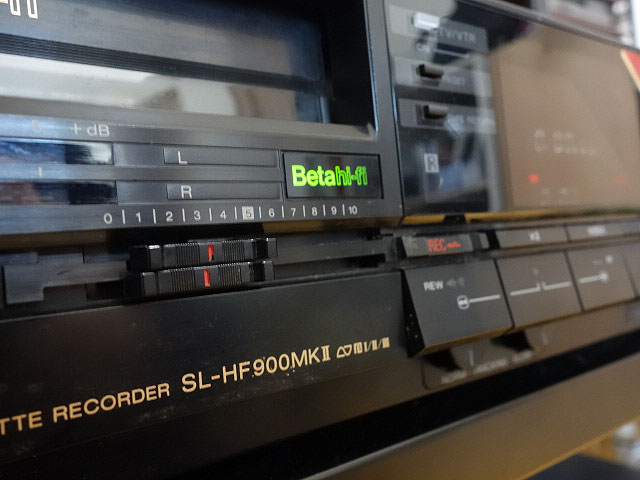 Betamax PRO SL-HF900 (Sony) 1985年 | 古いハードに囲まれて since2011