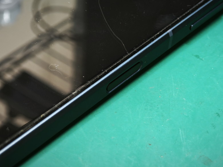 AQUOS sense8の電源ボタンが反応しない！？ケーブル修理で即日対応